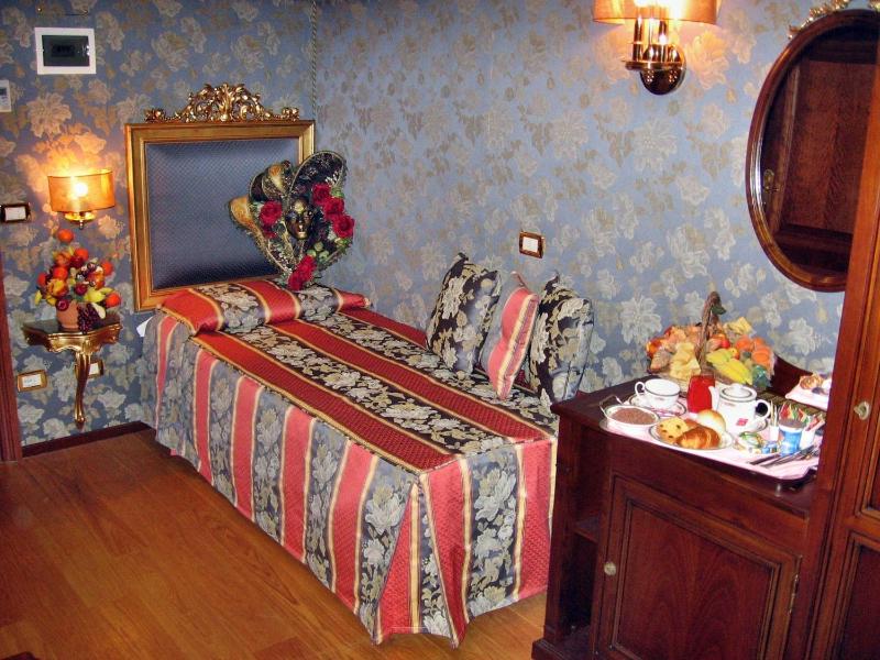Single Room image 4
