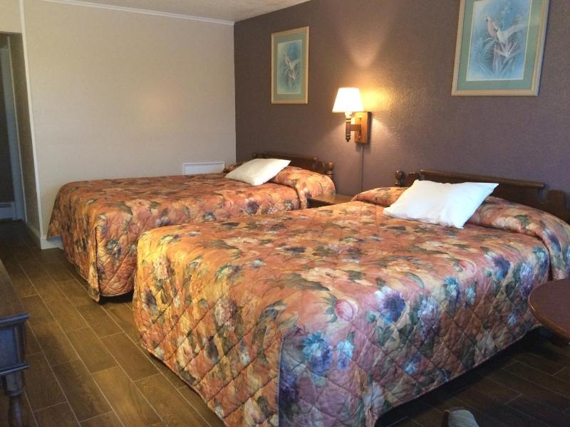 Deluxe Room with Two Queen Beds image 2