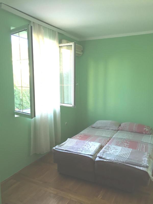 Triple Room with Shared Bathroom image 3