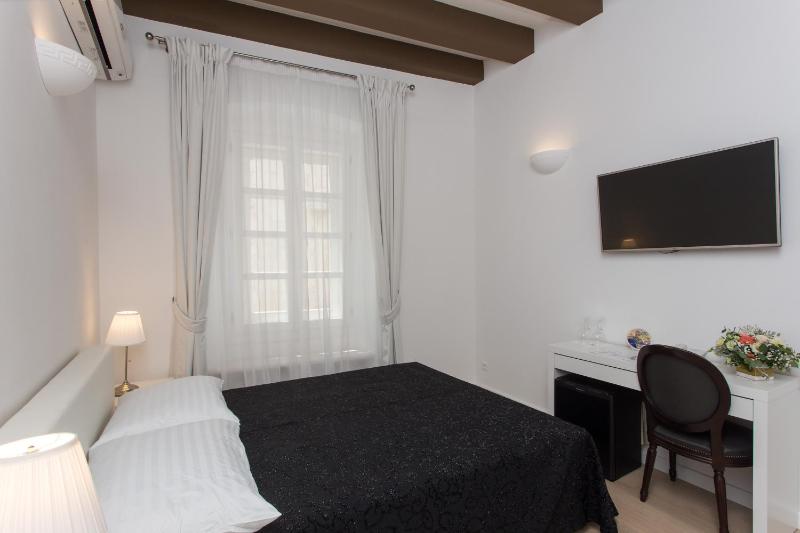 Standard Double Room image 2