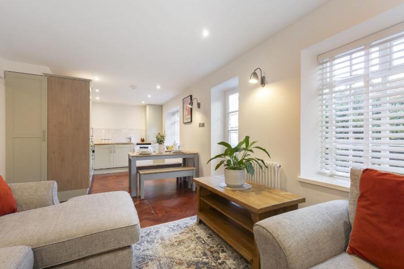 Charming Two Bedroom Apartment in Fairview - image 32