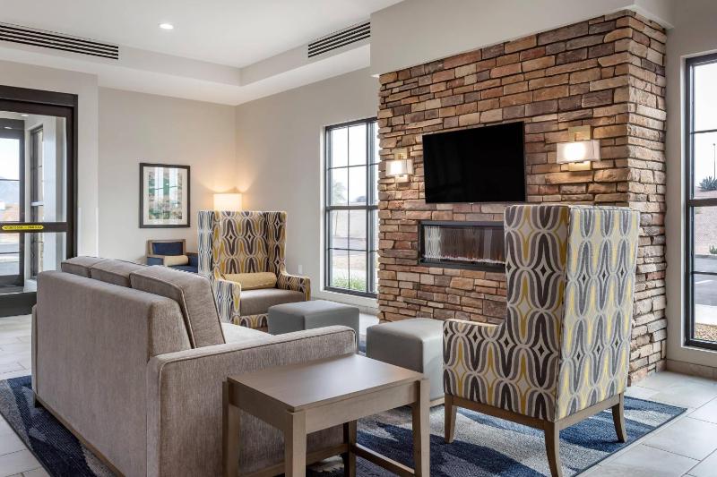 Comfort Suites Scottsdale Talking Stick Entertainment District - image 32