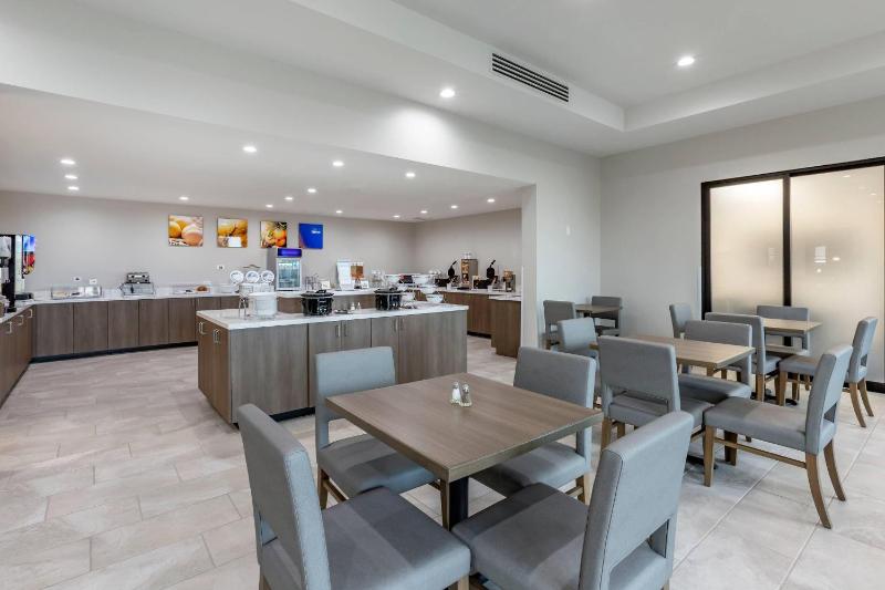 Comfort Suites Scottsdale Talking Stick Entertainment District - image 7