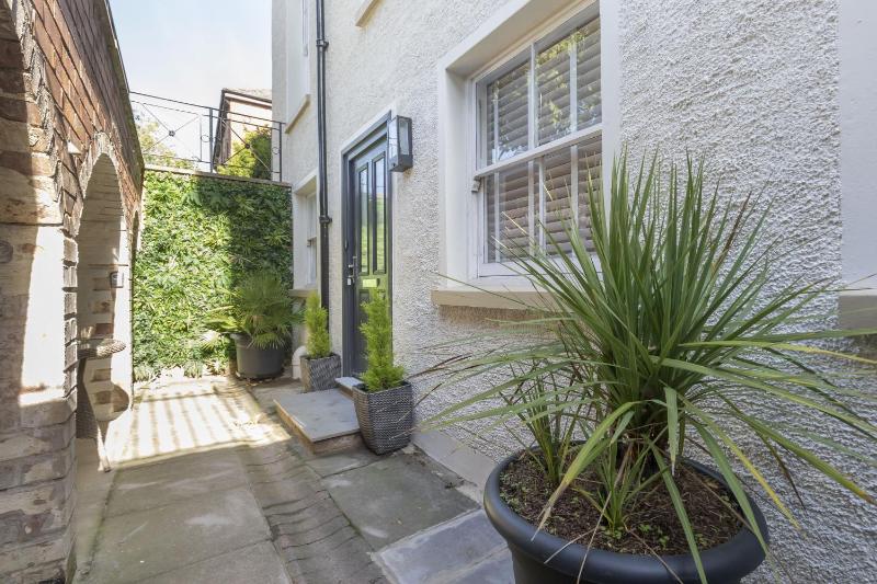 Charming Two Bedroom Apartment in Fairview - image 25