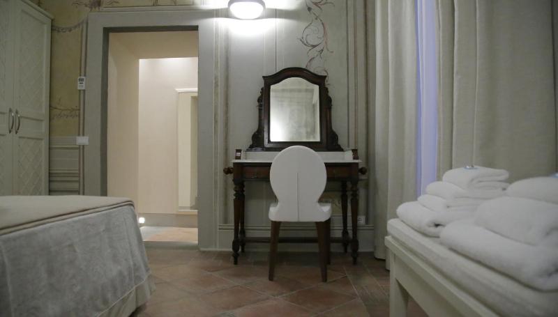 Deluxe Double or Twin Room image 4