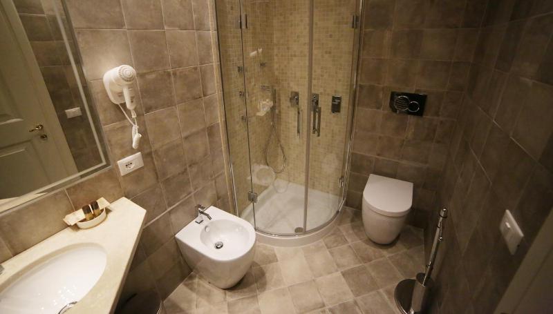 Deluxe Double or Twin Room image 3