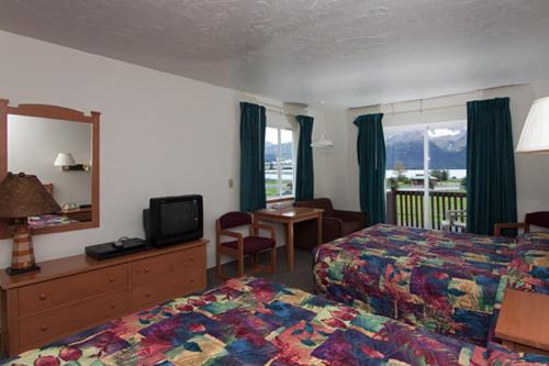 Two Queen Balcony Ocean View Room image 4