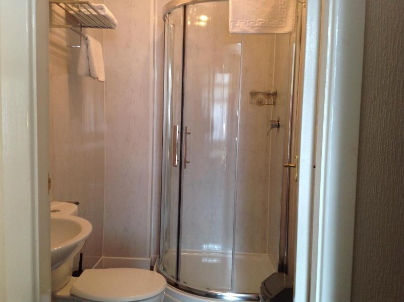 Double Room with Extra Bed image 2