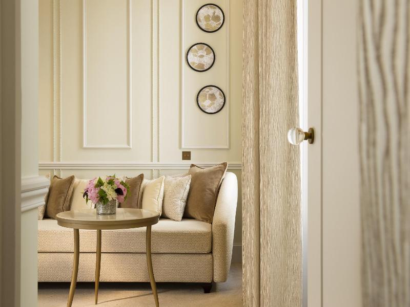 Junior Suite with living room image 4