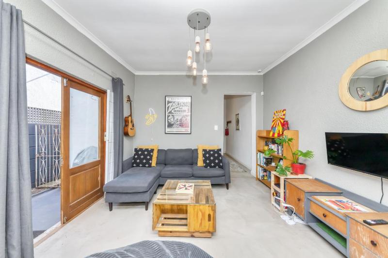 Modern and Stylish 2 BD House in Claremont - image 1