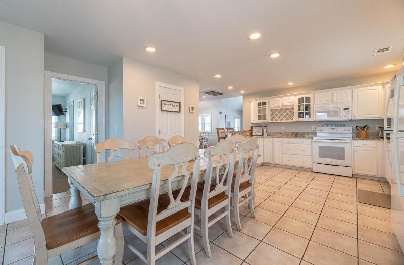 Lollygaggers - KDH MP 9.5 170 Yds to Beach Elevator Pool Cabana Hot Tub Rec Room Pets OK YR Flex Stays - image 27