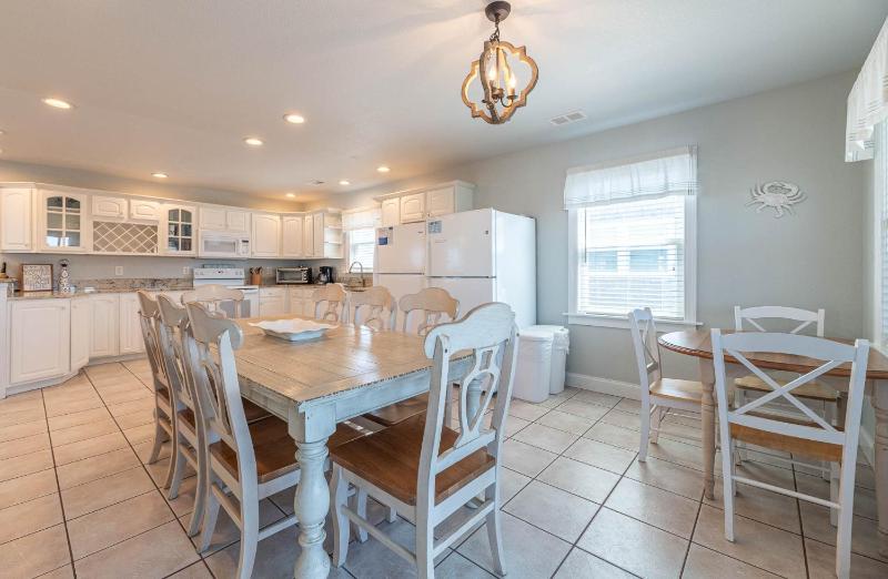 Lollygaggers - KDH MP 9.5 170 Yds to Beach Elevator Pool Cabana Hot Tub Rec Room Pets OK YR Flex Stays - image 26