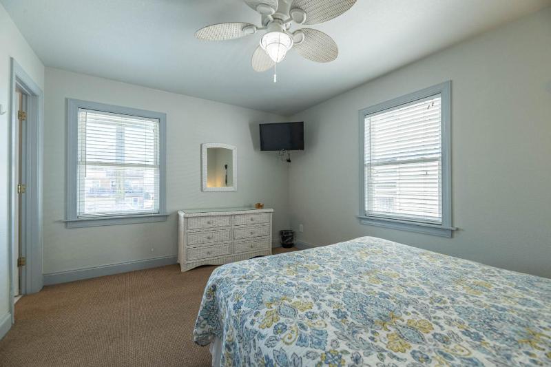 Lollygaggers - KDH MP 9.5 170 Yds to Beach Elevator Pool Cabana Hot Tub Rec Room Pets OK YR Flex Stays - image 10