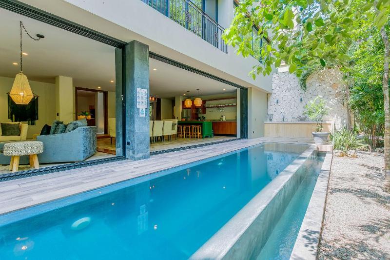 Luxurious Oasis Jacuzzi with Art Gallery and Pool - image 4