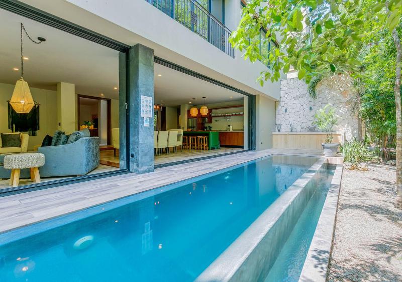 Luxurious Oasis Jacuzzi with Art Gallery and Pool - image 3
