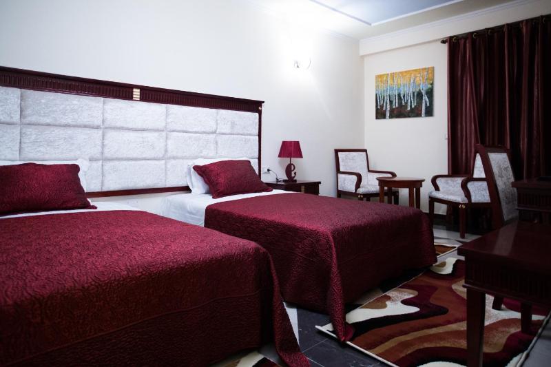 Standard Triple Room image 2