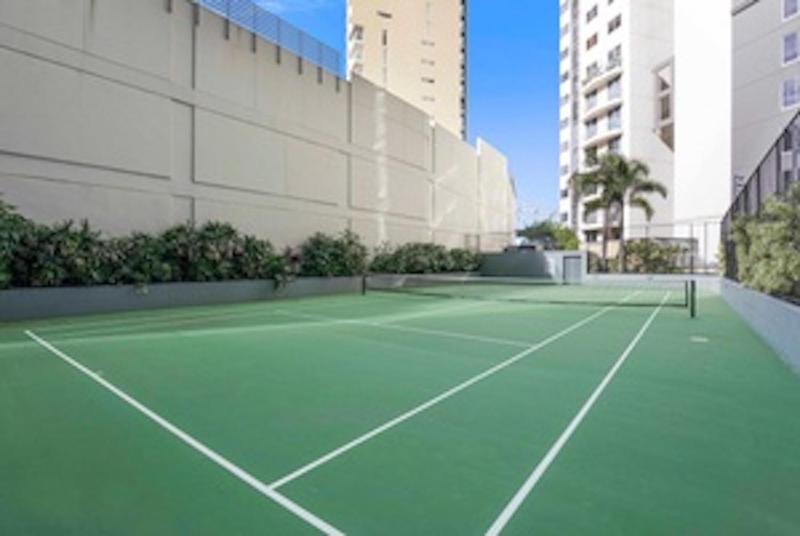 Holly's City Skyline-Views Pool Spa CBD Central - image 2