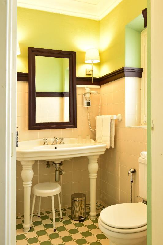 Classic Double or Twin Room image 4