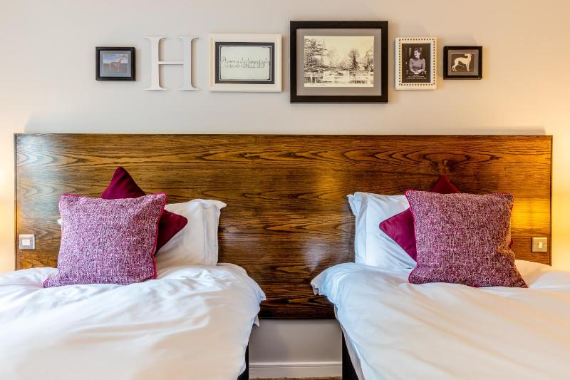 Classic Twin Room image 3