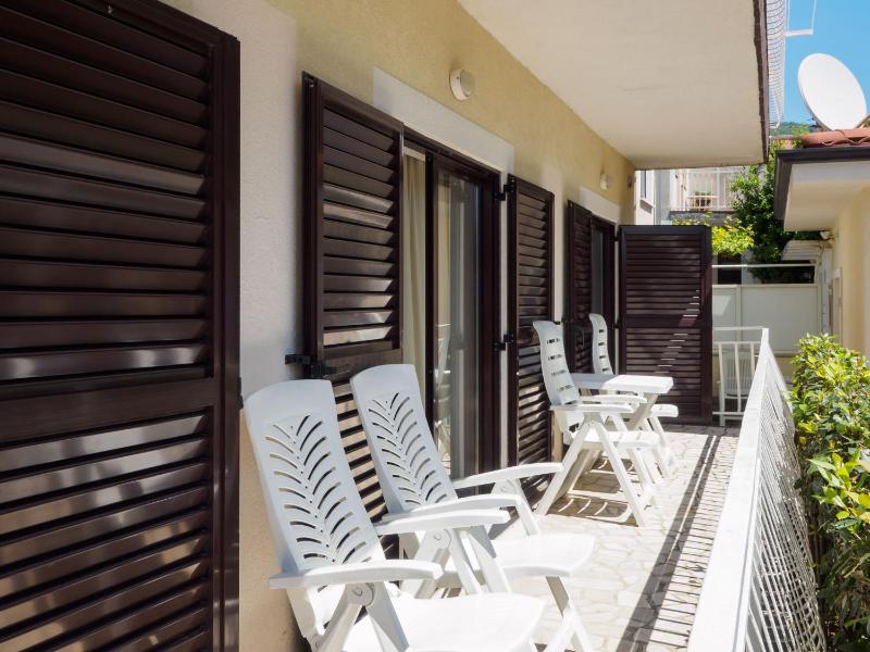 Apartment with Garden View image 2
