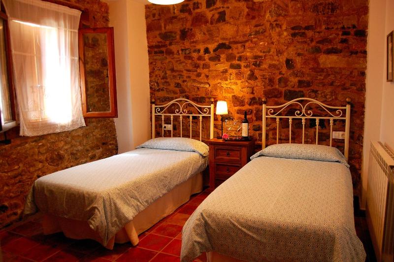 Twin Room with Mountain View image 3