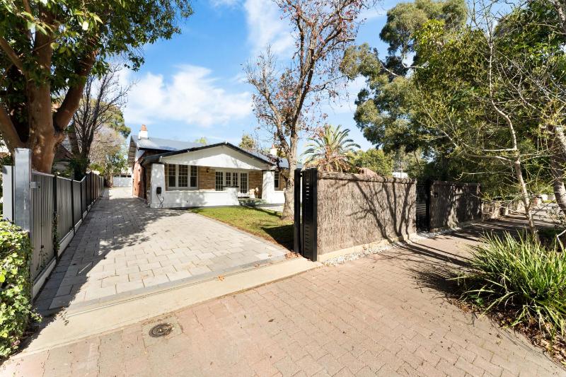 Herringbone Cottage - Unique Garden Escape CBD - image 3