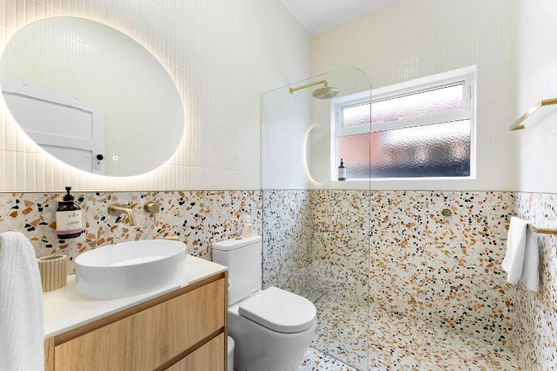 Herringbone Cottage - Unique Garden Escape CBD - image 4