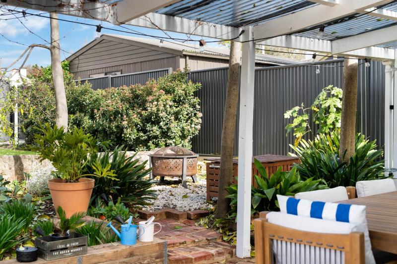 Herringbone Cottage - Unique Garden Escape CBD - image 13