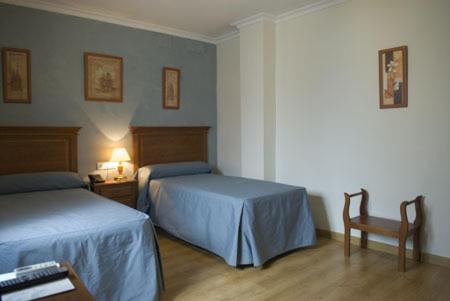 Twin Room image 2
