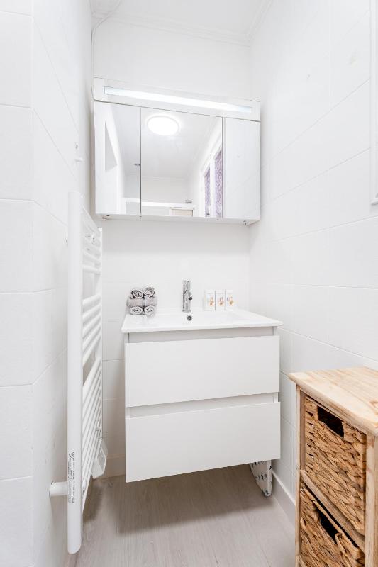 Nice Renting - 6C FRANCE - Chic Stay Pedestrian Zone Sea Massena - image 9