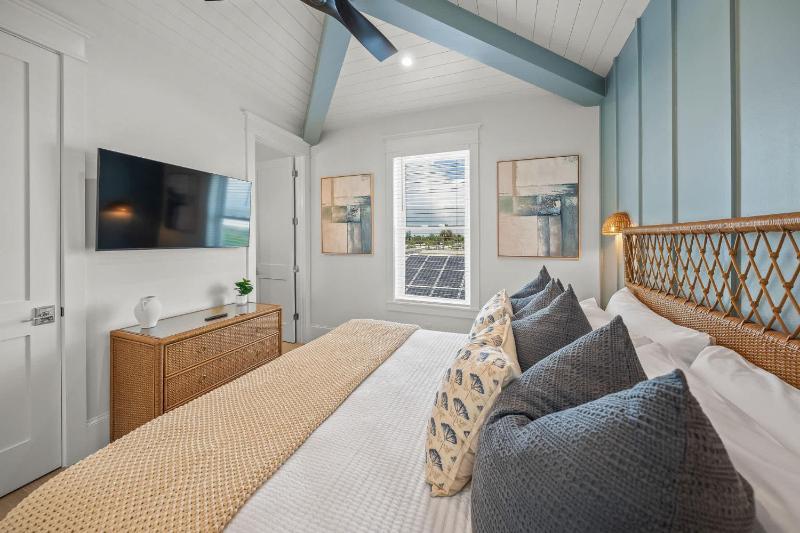 Brand-New Luxury Rental with Pool Spa Rooftop - image 40
