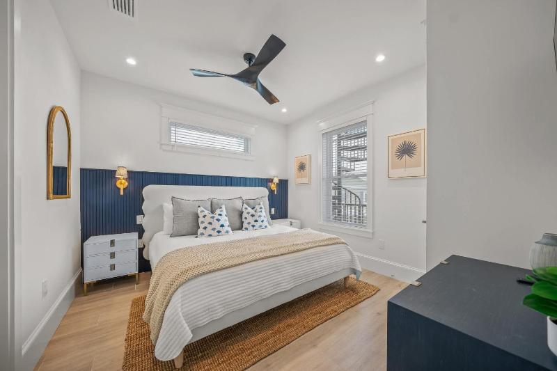 Brand-New Luxury Rental with Pool Spa Rooftop - image 37
