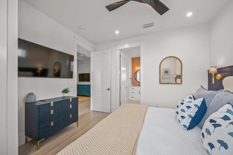 Brand-New Luxury Rental with Pool Spa Rooftop - image 4