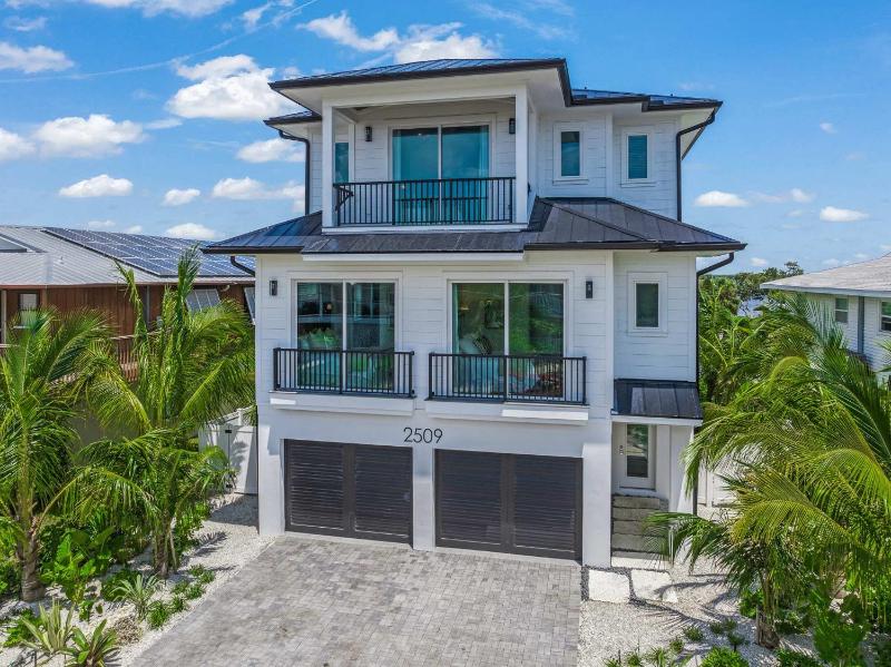 Brand-New Luxury Rental with Pool Spa Rooftop - image 11