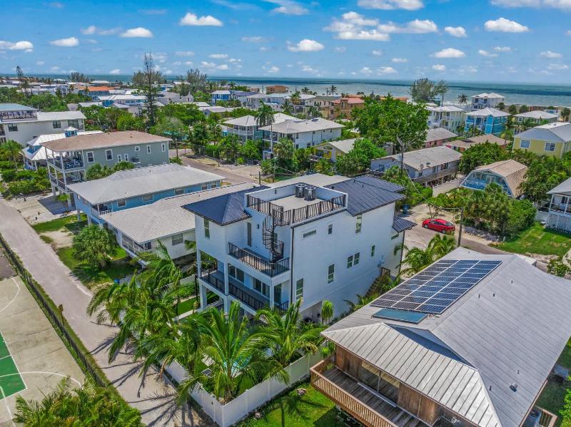 Brand-New Luxury Rental with Pool Spa Rooftop - image 19