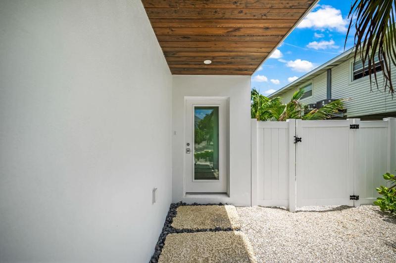 Brand-New Luxury Rental with Pool Spa Rooftop - image 26