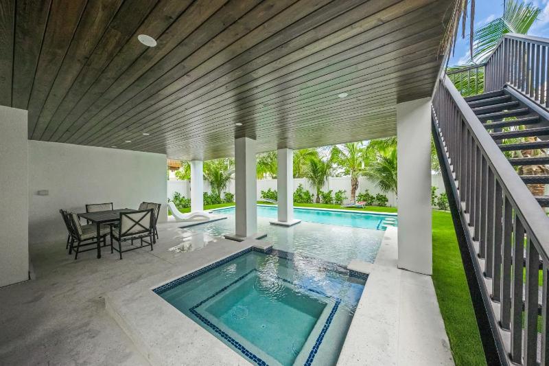 Brand-New Luxury Rental with Pool Spa Rooftop - image 30