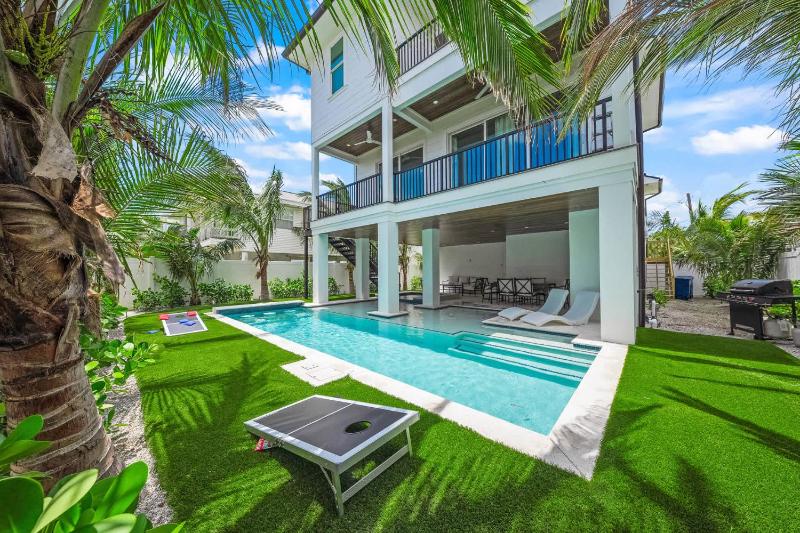 Brand-New Luxury Rental with Pool Spa Rooftop - image 16