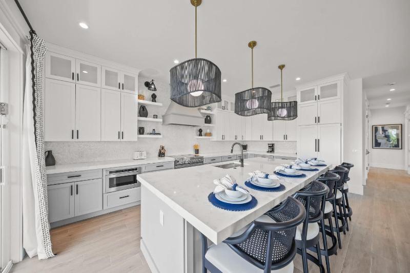 Brand-New Luxury Rental with Pool Spa Rooftop - image 33