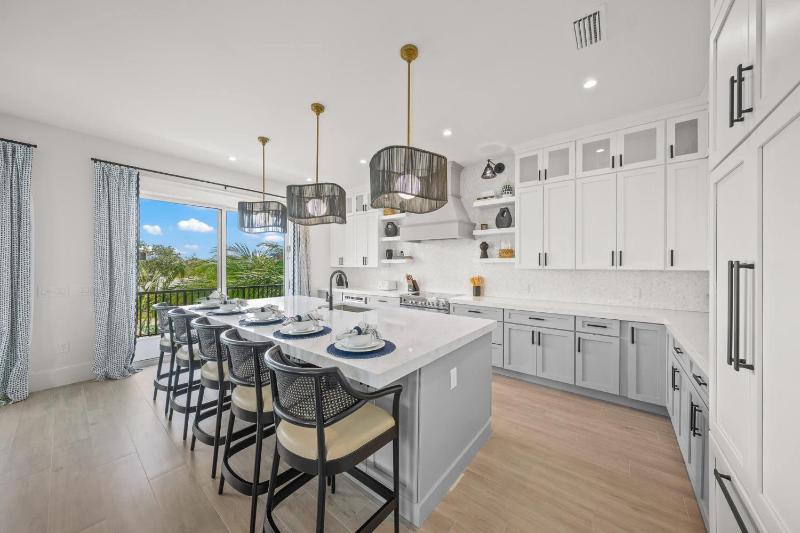 Brand-New Luxury Rental with Pool Spa Rooftop - image 28