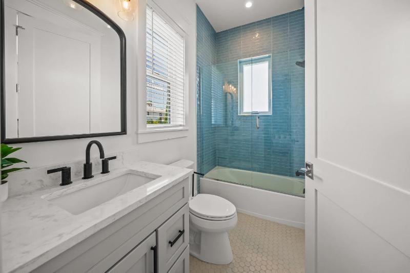 Brand-New Luxury Rental with Pool Spa Rooftop - image 45