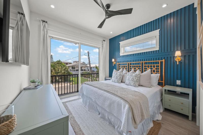 Brand-New Luxury Rental with Pool Spa Rooftop - image 9