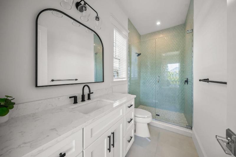 Brand-New Luxury Rental with Pool Spa Rooftop - image 31