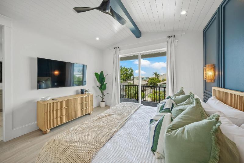 Brand-New Luxury Rental with Pool Spa Rooftop - image 44