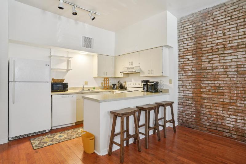 Charming Soulard Retreat with Historic Character near Baseball Stadium apts - image 14