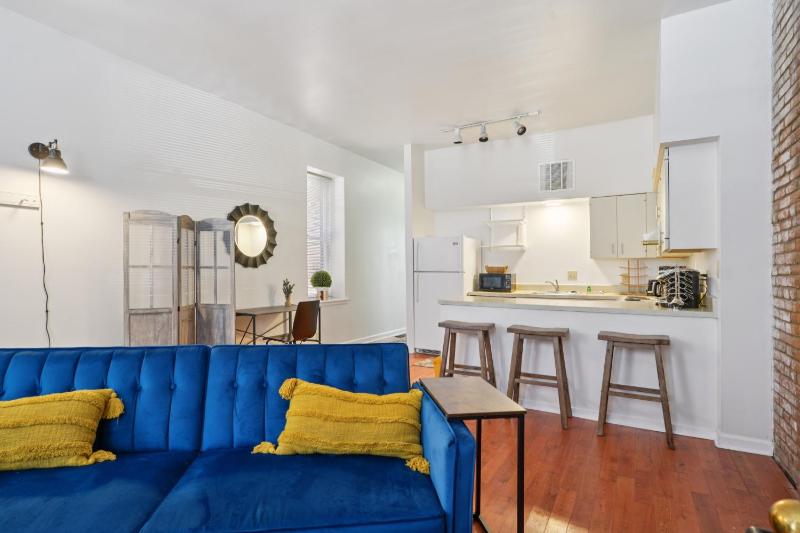 Charming Soulard Retreat with Historic Character near Baseball Stadium apts - image 1