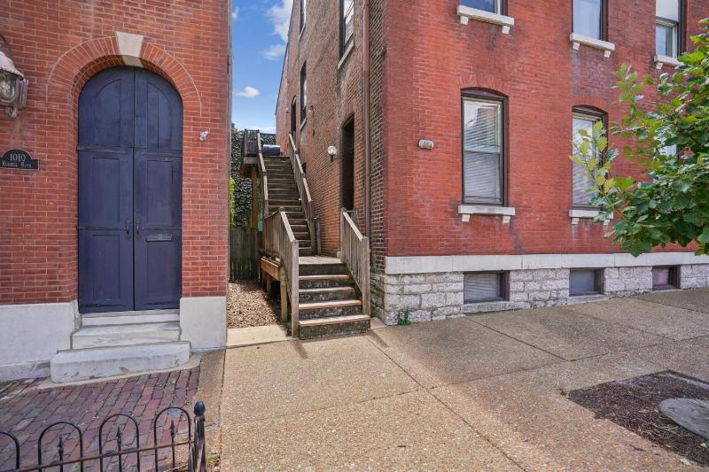 Charming Soulard Retreat with Historic Character near Baseball Stadium apts - image 6