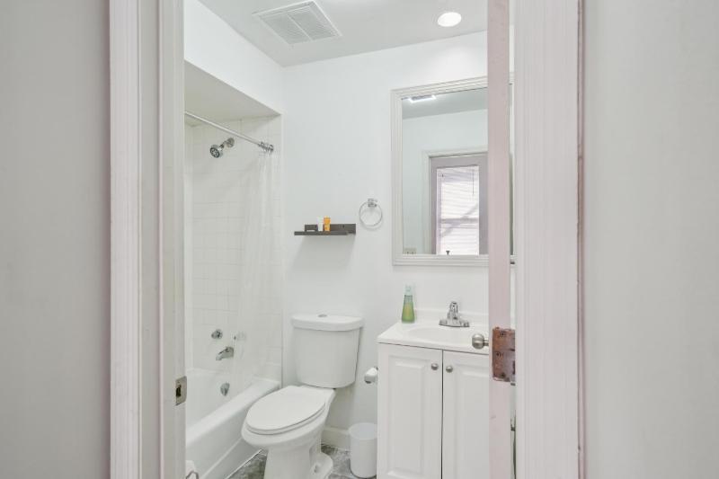 Charming Soulard Retreat with Historic Character near Baseball Stadium apts - image 4