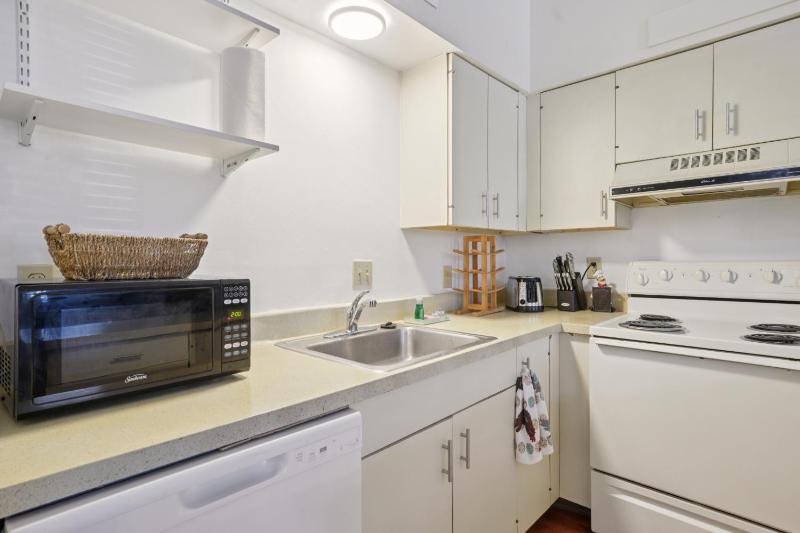 Charming Soulard Retreat with Historic Character near Baseball Stadium apts - image 16