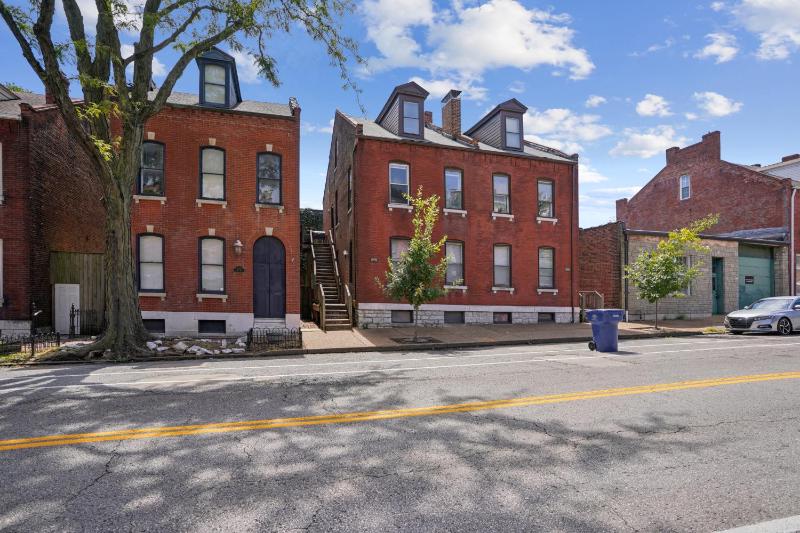 Charming Soulard Retreat with Historic Character near Baseball Stadium apts - image 2